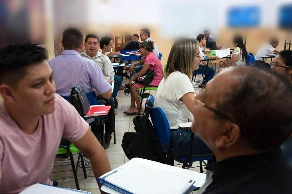 Sala de formação com participantes